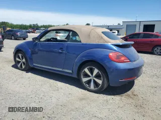 2013 Volkswagen Beetle z VIN 3VW7S7AT8DM826556, wystawiony jako Copart lot #57576925 z przebiegiem 62 951 mil mil oraz Tytuł czysty. Historia ofert i sprzedaży dostępna na DreamBid. Obrazek 2.