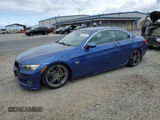 2008 BMW 3 Series 335i z VIN WBAWL73588PX58766, wystawiony jako Copart lot #52647985 z przebiegiem 102 099 mil mil oraz Szkoda całkowita • Salvage title. Historia ofert i sprzedaży dostępna na DreamBid. Obrazek 1.