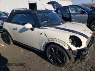 2014 MINI Convertible S z VIN WMWZP3C58ET707569, wystawiony jako Copart lot #42129485 z przebiegiem 62 343 mil mil oraz Szkoda całkowita • Salvage title. Historia ofert i sprzedaży dostępna na DreamBid. Obrazek 4.