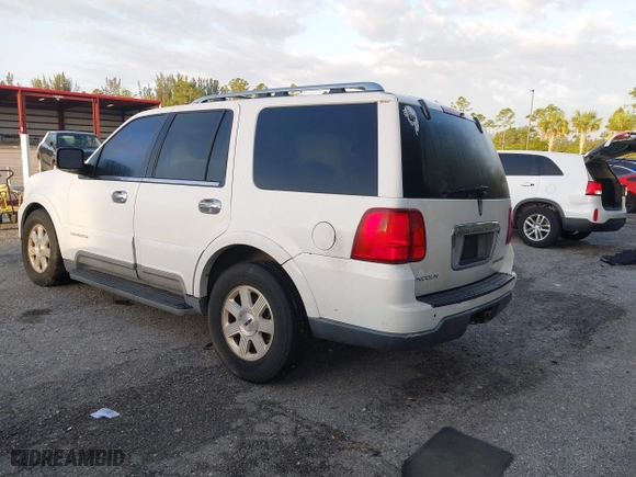2004 Lincoln Navigator Luxury with VIN 5LMFU27RX4LJ34879, listed as a IAAI auction lot 42024945 with 154,667 mi miles. Bid and sale history available at carsss.com. Image 3.