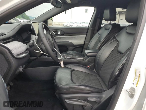 2023 Jeep Compass Latitude с VIN 3C4NJDBN8PT562163, выставлен на аукционе Copart как лот 63021635 с пробегом 51 549 миль миль и Списание • Salvage title. История ставок и продаж доступна на DreamBid. Изображение 7.