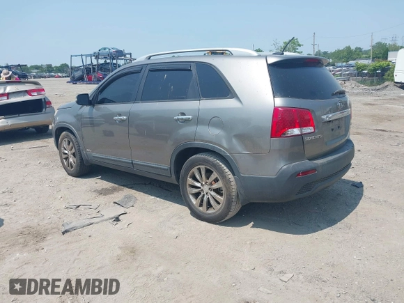 2011 Kia Sorento EX z VIN 5XYKUDA26BG059667, wystawiony jako IAAI lot #42409157 z przebiegiem 166 868 mil mil oraz . Historia ofert i sprzedaży dostępna na DreamBid. Obrazek 3.