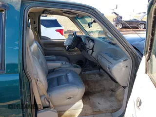 1996 GMC Suburban with VIN 1GKFK16R3TJ703465, listed as a IAAI auction lot 41325441 with 271,871 mi miles. Bid and sale history available at carsss.com. Image 5.