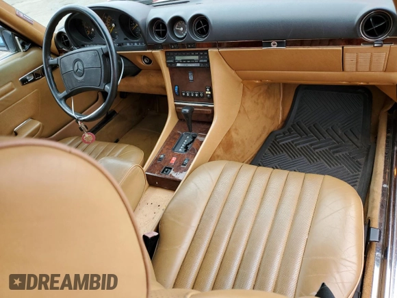 1989 Mercedes-Benz 560 SL с VIN WDBBA48D5KA103768, выставлен на аукционе Copart как лот 71965504 с пробегом 93 239 миль миль и Списание • Salvage title. История ставок и продаж доступна на DreamBid. Изображение 8.