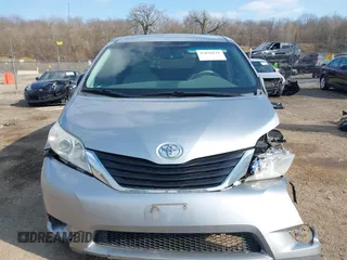 2014 Toyota Sienna LE AAS z VIN 5TDKK3DC9ES454227, wystawiony jako IAAI lot #42030131 z przebiegiem 107 392 mil mil oraz . Historia ofert i sprzedaży dostępna na DreamBid. Obrazek 12.