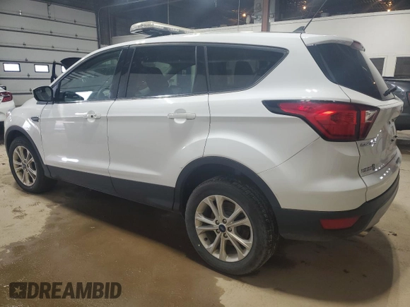 2019 Ford Escape SE z VIN 1FMCU9GD9KUA05798, wystawiony jako Copart lot #55701735 z przebiegiem 140 797 mil mil oraz Tytuł czysty. Historia ofert i sprzedaży dostępna na DreamBid. Obrazek 2.