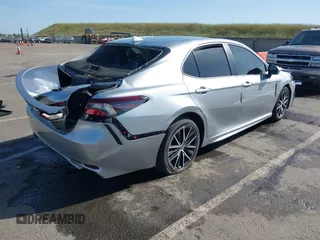 2022 Toyota Camry SE z VIN 4T1G11AK3NU638448, wystawiony jako IAAI lot #42087578 z przebiegiem 58 529 mil mil oraz . Historia ofert i sprzedaży dostępna na DreamBid. Obrazek 4.