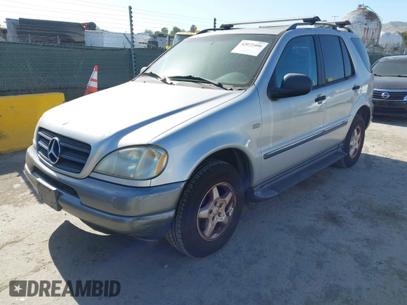 1999 Mercedes-Benz M 320/430/500 z VIN 4JGAB54E6XA144914, wystawiony jako IAAI lot #42072406 z przebiegiem 125 901 mil mil oraz . Historia ofert i sprzedaży dostępna na DreamBid. Obrazek 2.