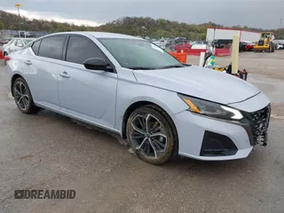 2023 Nissan Altima SR z VIN 1N4BL4CV3PN355648, wystawiony jako IAAI lot #41996102 z przebiegiem 31 417 mil mil oraz . Historia ofert i sprzedaży dostępna na DreamBid. Obrazek 1.