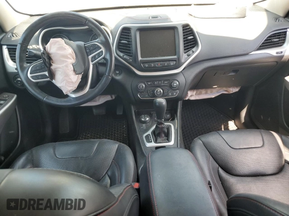 2018 Jeep Cherokee Trailhawk z VIN 1C4PJMBX0JD562021, wystawiony jako Copart lot #59136885 z przebiegiem 122 792 mil mil oraz Szkoda całkowita • Salvage title. Historia ofert i sprzedaży dostępna na DreamBid. Obrazek 8.