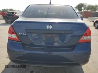 2009 Nissan Versa 1.6 z VIN 3N1CC11E49L476159, wystawiony jako Copart lot #53792025 z przebiegiem 242 459 mil mil oraz Szkoda całkowita • Salvage title. Historia ofert i sprzedaży dostępna na DreamBid. Obrazek 6.