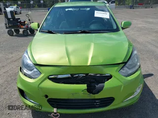 2013 Hyundai Accent SE z VIN KMHCU5AE4DU115896, wystawiony jako IAAI lot #42322656 z przebiegiem 92 391 mil mil oraz . Historia ofert i sprzedaży dostępna na DreamBid. Obrazek 6.