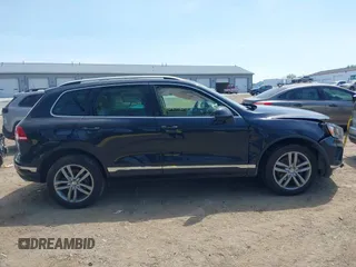2015 Volkswagen Touareg Lux z VIN WVGEP9BP2FD007450, wystawiony jako IAAI lot #42144344 z przebiegiem 174 308 mil mil oraz . Historia ofert i sprzedaży dostępna na DreamBid. Obrazek 12.