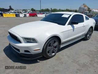2013 Ford Mustang V6 z VIN 1ZVBP8AM4D5271864, wystawiony jako IAAI lot #42427887 z przebiegiem 149 530 mil mil oraz . Historia ofert i sprzedaży dostępna na DreamBid. Obrazek 17.