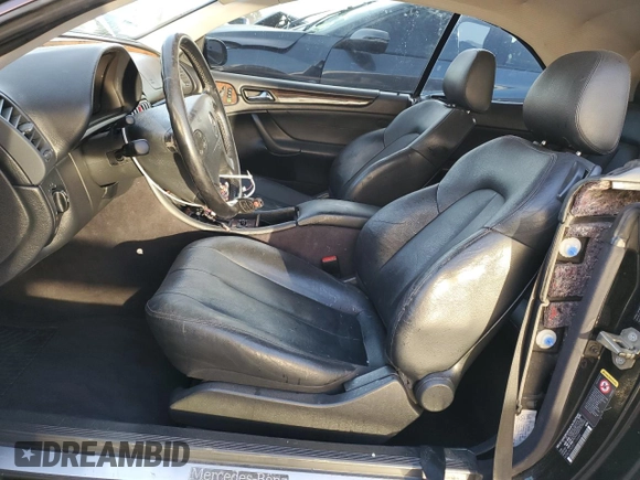 2003 Mercedes-Benz CLK 320 z VIN WDBLK65G53T136688, wystawiony jako Copart lot #43355805 z przebiegiem 152 398 mil mil oraz Szkody całkowita. Historia ofert i sprzedaży dostępna na DreamBid. Obrazek 7.