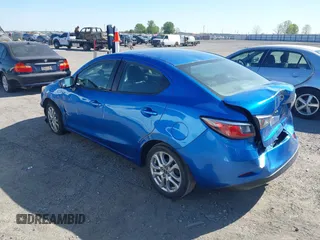 2016 Scion iA z VIN 3MYDLBZV9GY114065, wystawiony jako IAAI lot #42002937 z przebiegiem 187 582 mil mil oraz . Historia ofert i sprzedaży dostępna na DreamBid. Obrazek 3.
