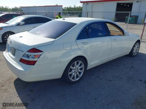 2007 Mercedes-Benz S-Class 5.5L V8 with VIN WDDNG71X27A082359, listed as a IAAI auction lot 42006249 with 90,527 mi miles. Bid and sale history available at carsss.com. Image 4.