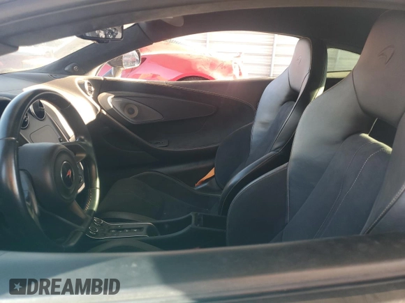 2017 McLaren 570S z VIN SBM13DAA0HW002700, wystawiony jako Copart lot #72814524 z przebiegiem Nie podano mil oraz Szkody całkowita. Historia ofert i sprzedaży dostępna na DreamBid. Obrazek 7.