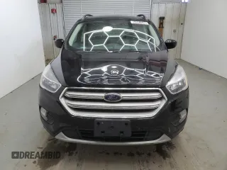 2018 Ford Escape SE z VIN 1FMCU9GD9JUD21474, wystawiony jako Copart lot #53921535 z przebiegiem 136 819 mil mil oraz Czysty tytuł • Clean title. Historia ofert i sprzedaży dostępna na DreamBid. Obrazek 5.