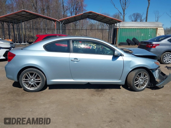 2005 Scion tC z VIN JTKDE177550057676, wystawiony jako IAAI lot #41883875 z przebiegiem 133 014 mil mil oraz . Historia ofert i sprzedaży dostępna na DreamBid. Obrazek 13.