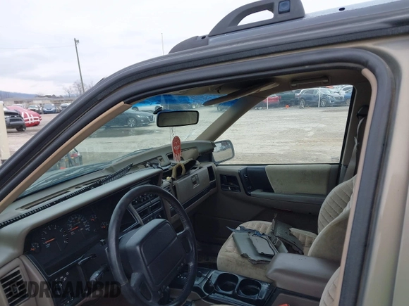 1995 Jeep Grand Cherokee Laredo with VIN 1J4GZ58S4SC555309, listed as a IAAI auction lot 41600141 with 130,493 mi miles. Bid and sale history available at carsss.com. Image 6.