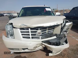 2008 Cadillac Escalade z VIN 1GYEC63828R153028, wystawiony jako IAAI lot #42043110 z przebiegiem 127 122 mil mil oraz . Historia ofert i sprzedaży dostępna na DreamBid. Obrazek 12.