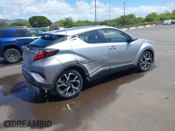 2018 Toyota C-HR XLE z VIN NMTKHMBX5JR009504, wystawiony jako IAAI lot #41776136 z przebiegiem 63 795 mil mil oraz . Historia ofert i sprzedaży dostępna na DreamBid. Obrazek 4.