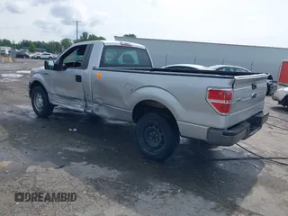2013 Ford F-150 XL z VIN 1FTMF1CM1DKE52831, wystawiony jako IAAI lot #42401051 z przebiegiem 111 734 mil mil oraz . Historia ofert i sprzedaży dostępna na DreamBid. Obrazek 3.