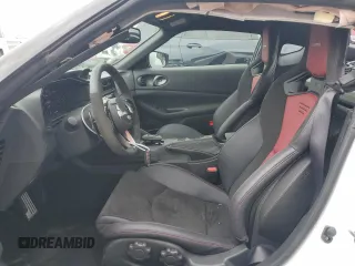 2024 Nissan Z Nismo z VIN JN1BZ4CH7RM362763, wystawiony jako Copart lot #71662764 z przebiegiem 3339 mil mil oraz Szkody całkowita. Historia ofert i sprzedaży dostępna na DreamBid. Obrazek 7.