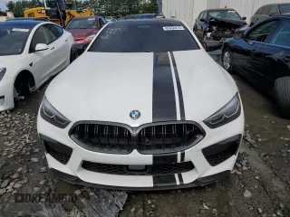 2022 BMW M8 Competition z VIN WBSAE0C05NCJ74694, wystawiony jako Copart lot #65454813 z przebiegiem 14 156 mil mil oraz . Historia ofert i sprzedaży dostępna na DreamBid. Obrazek 5.