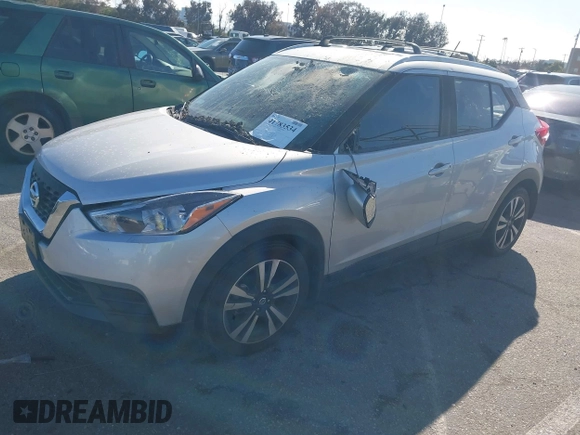 2020 Nissan Kicks SV z VIN 3N1CP5CV6LL573962, wystawiony jako IAAI lot #41783534 z przebiegiem 32 247 mil mil oraz . Historia ofert i sprzedaży dostępna na DreamBid. Obrazek 2.