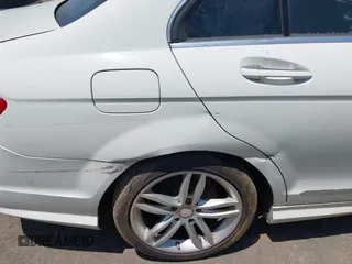 2012 Mercedes-Benz C 300 Sport z VIN WDDGF8BB9CR195595, wystawiony jako IAAI lot #42733339 z przebiegiem 221 125 mil mil oraz . Historia ofert i sprzedaży dostępna na DreamBid. Obrazek 17.