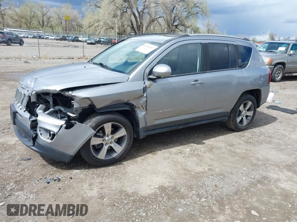 2016 Jeep Compass Latitude z VIN 1C4NJCEA3GD748900, wystawiony jako IAAI lot #42150337 z przebiegiem 72 190 mil mil oraz . Historia ofert i sprzedaży dostępna na DreamBid. Obrazek 2.