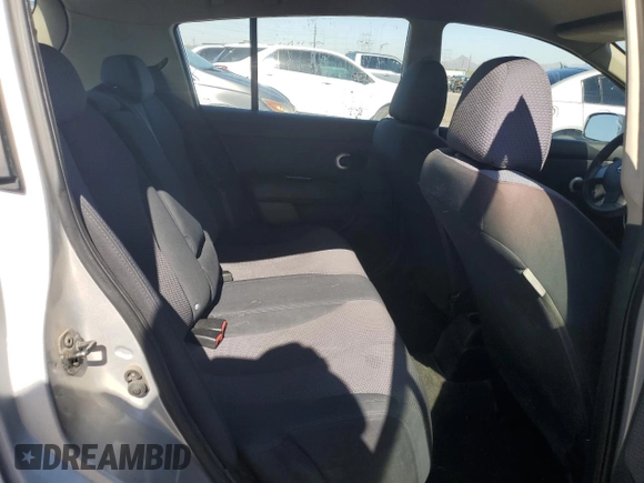 2010 Nissan Versa S z VIN 3N1BC1CP4AL380966, wystawiony jako Copart lot #66180935 z przebiegiem 166 770 mil mil oraz Czysty tytuł • Clean title. Historia ofert i sprzedaży dostępna na DreamBid. Obrazek 10.