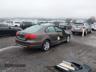 2011 Volkswagen Jetta Sedan SE w/Convenience & Sunroof PZEV with VIN 3VWDZ7AJ6BM374004, listed as a IAAI auction lot 41859636 with 236,113 mi miles. Bid and sale history available at carsss.com. Image 4.
