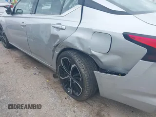 2023 Nissan Altima SR z VIN 1N4BL4CV6PN371181, wystawiony jako IAAI lot #42417091 z przebiegiem 52 700 mil mil oraz . Historia ofert i sprzedaży dostępna na DreamBid. Obrazek 6.