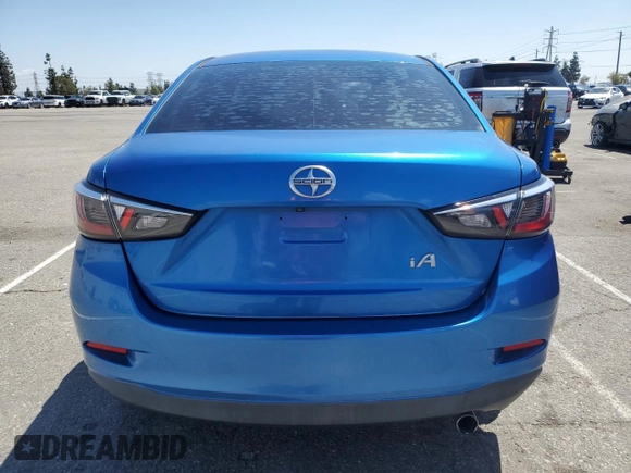 2016 Scion iA z VIN 3MYDLBZV6GY141028, wystawiony jako Copart lot #55264655 z przebiegiem 110 327 mil mil oraz Czysty tytuł • Clean title. Historia ofert i sprzedaży dostępna na DreamBid. Obrazek 6.