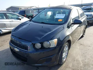 2015 Chevrolet Sonic LT z VIN 1G1JC5SB1F4128426, wystawiony jako IAAI lot #41739238 z przebiegiem 121 717 mil mil oraz . Historia ofert i sprzedaży dostępna na DreamBid. Obrazek 2.
