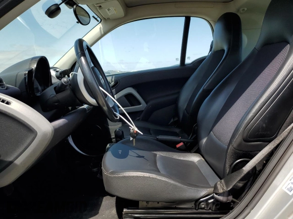 2012 Smart fortwo Pure z VIN WMEEJ3BA9CK561933, wystawiony jako Copart lot #53356835 z przebiegiem 67 587 mil mil oraz Nie do naprawy • Non repairable. Historia ofert i sprzedaży dostępna na DreamBid. Obrazek 7.
