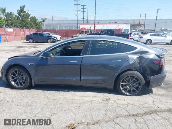 2020 Tesla Model 3 Standard Range Plus z VIN 5YJ3E1EA4LF597181, wystawiony jako IAAI lot #42283159 z przebiegiem 109 993 mil mil oraz . Historia ofert i sprzedaży dostępna na DreamBid. Obrazek 13.