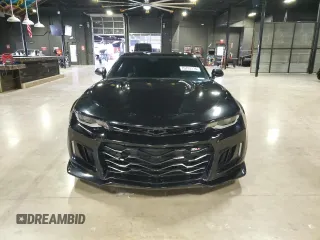 2023 Chevrolet Camaro ZL1 z VIN 1G1FJ1R62P0157102, wystawiony jako Copart lot #79703174 z przebiegiem 12 392 mil mil oraz Szkody całkowita. Historia ofert i sprzedaży dostępna na DreamBid. Obrazek 2.