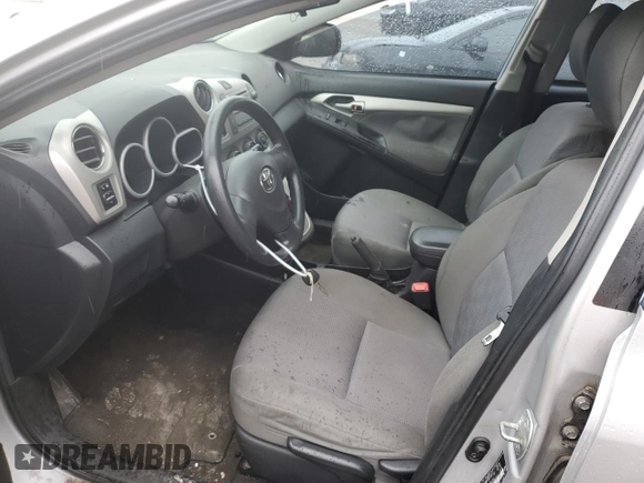 2009 Toyota Matrix S z VIN 2T1KE40E59C006733, wystawiony jako Copart lot #55076015 z przebiegiem 209 724 mil mil oraz Szkoda całkowita • Salvage title. Historia ofert i sprzedaży dostępna na DreamBid. Obrazek 7.