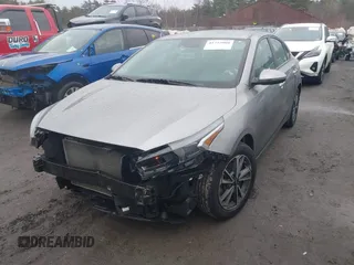 2023 Kia Forte LXS z VIN 3KPF24ADXPE544309, wystawiony jako IAAI lot #41722008 z przebiegiem 61 154 mil mil oraz . Historia ofert i sprzedaży dostępna na DreamBid. Obrazek 2.