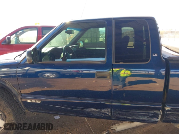 2002 Chevrolet S-10 LS with VIN 1GCCT19W428212163, listed as a IAAI auction lot 41383327 with 1 mi miles. Bid and sale history available at carsss.com. Image 13.
