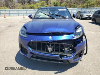 2023 Maserati Grecale Modena z VIN ZN682AVM4P7432217, wystawiony jako Copart lot #55184694 z przebiegiem 1417 mil mil oraz . Historia ofert i sprzedaży dostępna na DreamBid. Obrazek 5.