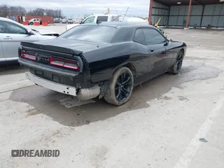 2017 Dodge Challenger SXT z VIN 2C3CDZAG5HH501706, wystawiony jako IAAI lot #41508621 z przebiegiem 93 658 mil mil oraz . Historia ofert i sprzedaży dostępna na DreamBid. Obrazek 17.