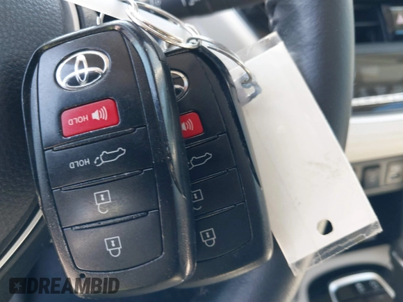 2022 Toyota Corolla Cross XLE z VIN 7MUDAABG4NV004836, wystawiony jako IAAI lot #42546573 z przebiegiem 23 821 mil mil oraz . Historia ofert i sprzedaży dostępna na DreamBid. Obrazek 11.