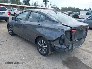 2024 Nissan Versa SV z VIN 3N1CN8EV6RL910272, wystawiony jako IAAI lot #42500325 z przebiegiem 8 343 mil mil oraz . Historia ofert i sprzedaży dostępna na DreamBid. Obrazek 3.