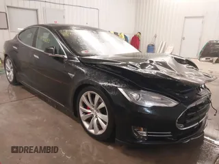 2015 Tesla Model S 85D z VIN 5YJSA4H21FFP73217, wystawiony jako IAAI lot #41528697 z przebiegiem 127 307 mil mil oraz . Historia ofert i sprzedaży dostępna na DreamBid. Obrazek 1.