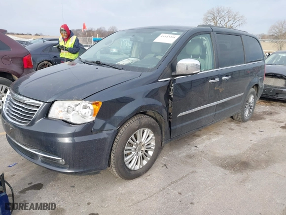 2014 Chrysler Town & Country Touring-L 30th Anniversary with VIN 2C4RC1CG4ER133192, listed as a IAAI auction lot 41113205 with 191,964 mi miles. Bid and sale history available at carsss.com. Image 17.